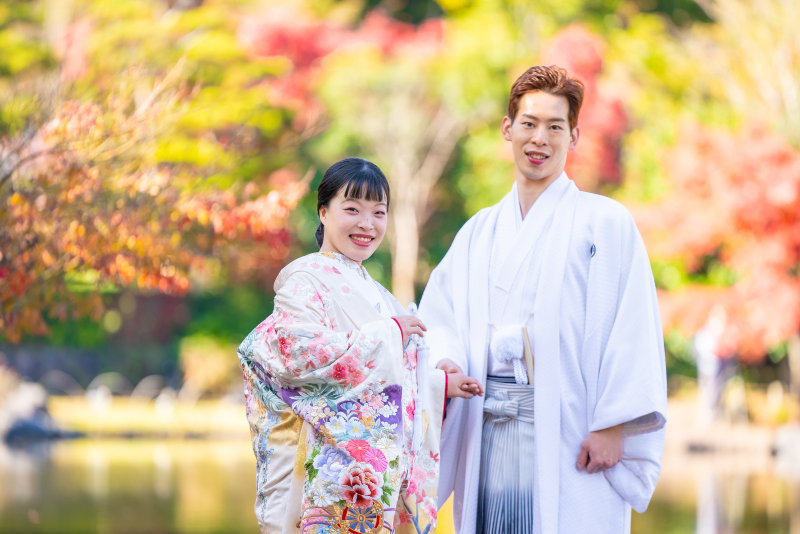 白紋服と白地の打掛