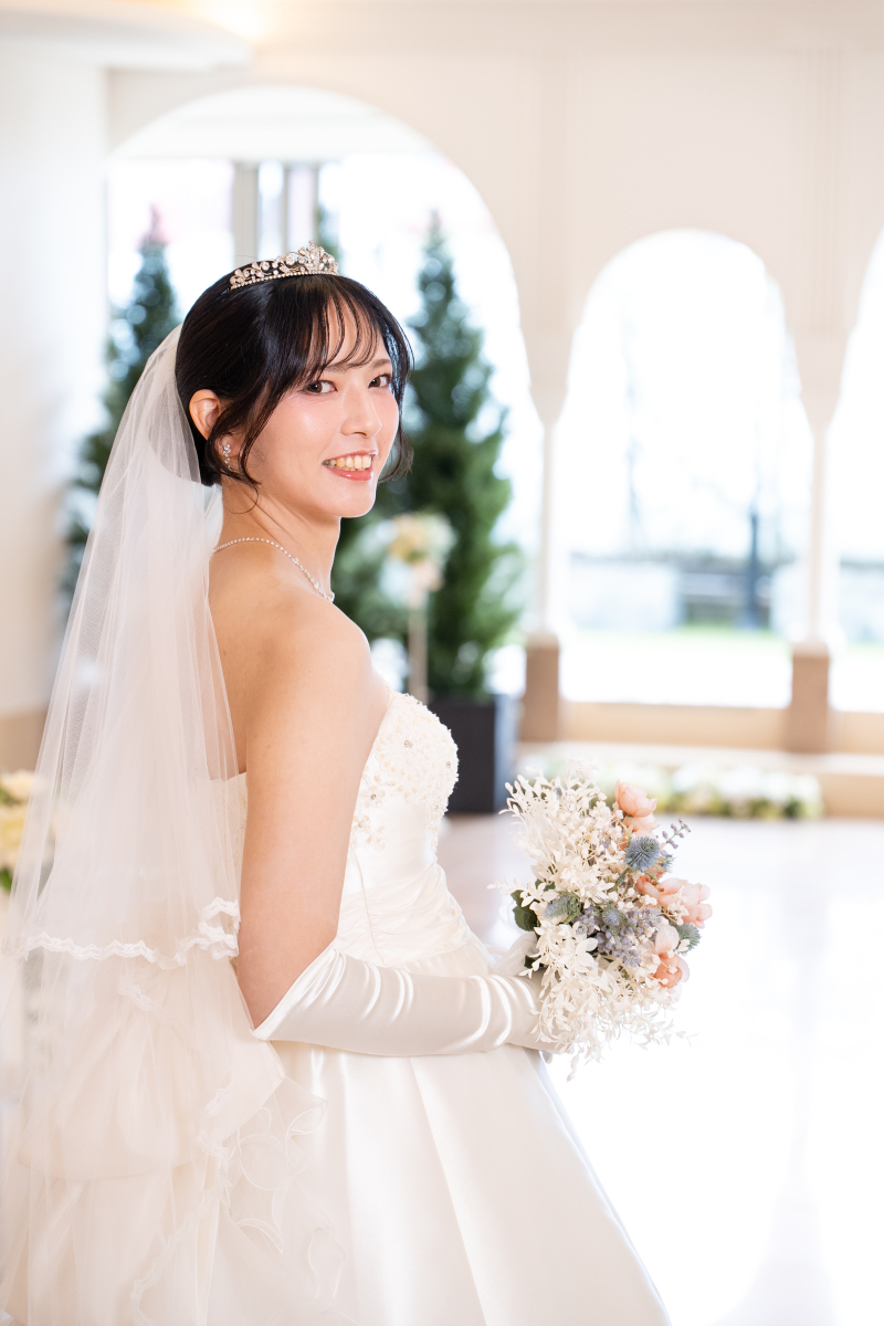 振り返る表情も美しく