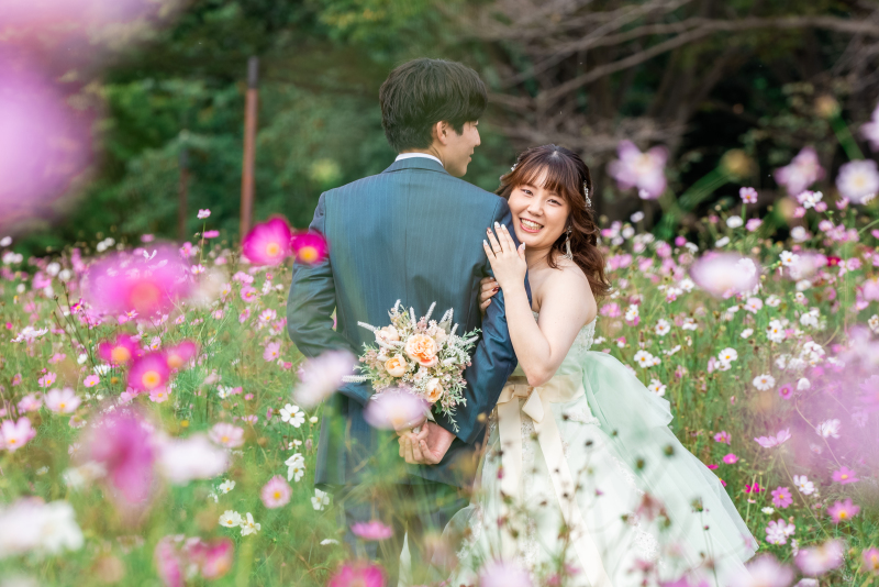 洋装でコスモス畑♡