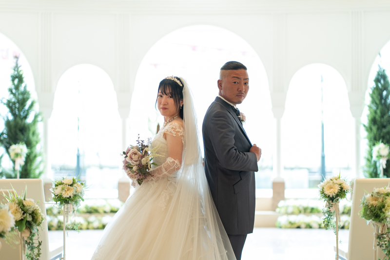 背中合わせで