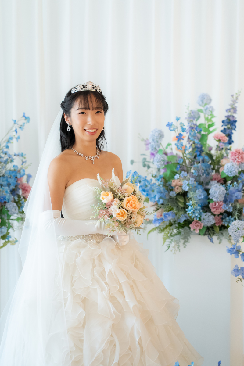 ブルーのお花に囲まれて華やかに