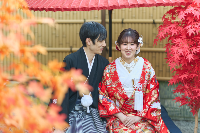 紅葉に囲まれて自然な笑顔
