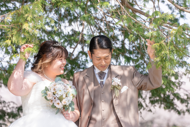 自然と木漏れ日の下で