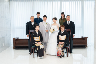 【館内ロケーション撮影】家族も盛装☆みんなで記念のファミリーフォトウェディング