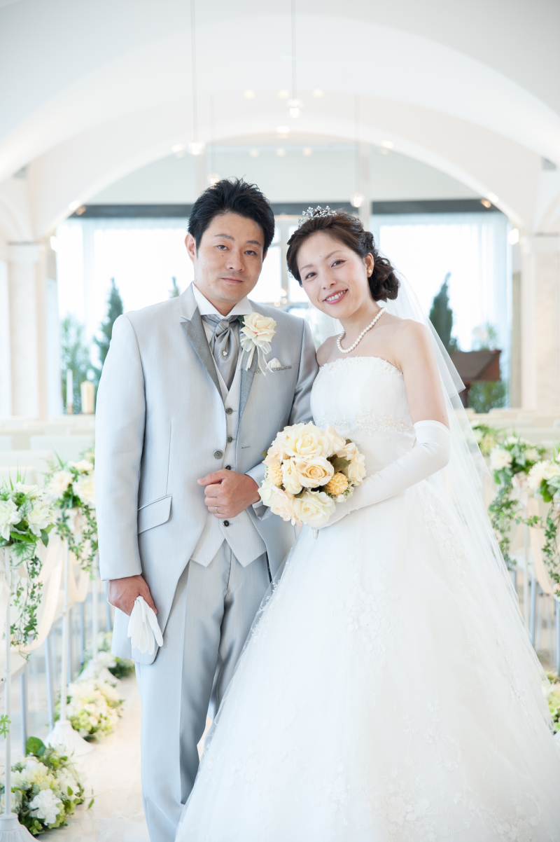 ウェディングドレスとタキシード