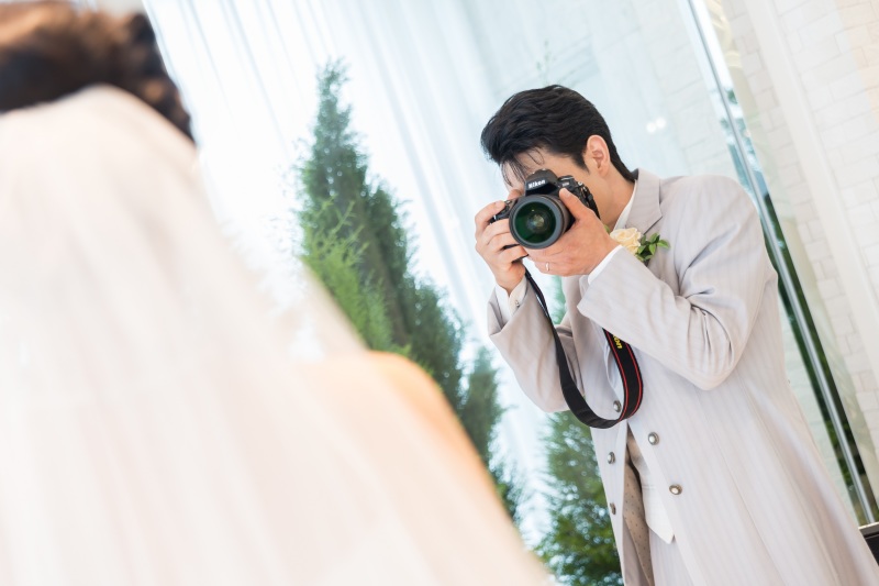 ご新郎様がオフショットを撮影