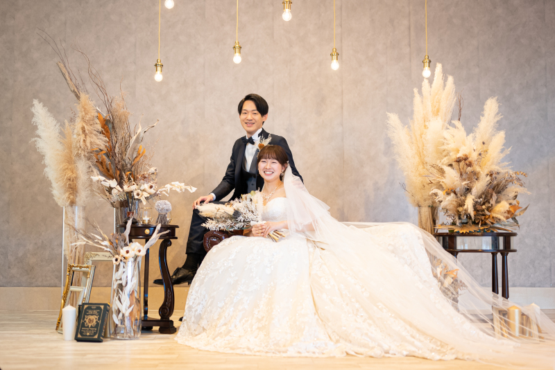 【洋装フォーマルフォト】チャペル背景にブライダルメイクで美しい1枚を。台紙付写真1カット希望のお二人におすすめ♫