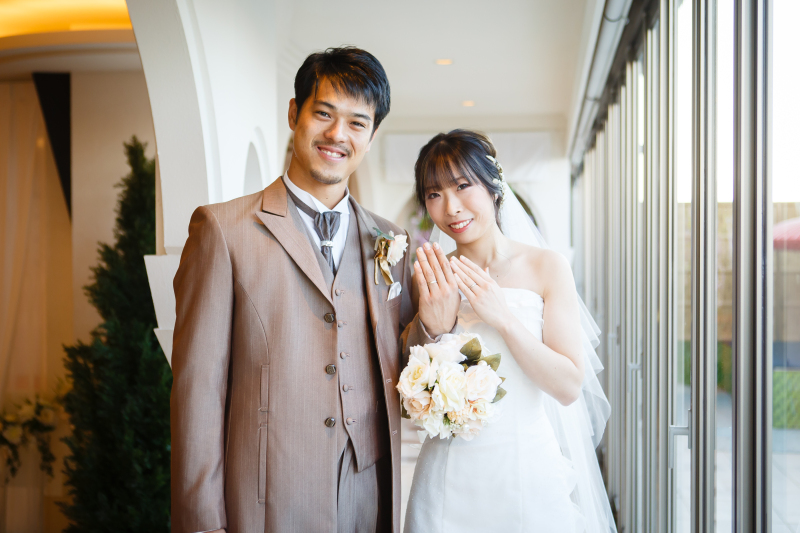 【洋装フォーマルフォト】チャペル背景にブライダルメイクで美しい1枚を。台紙付写真1カット希望のお二人におすすめ♫
