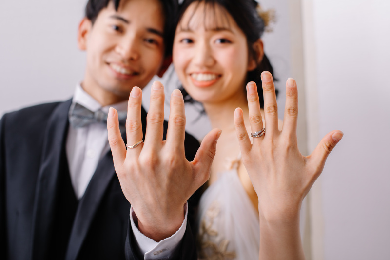 結婚しましたポーズ