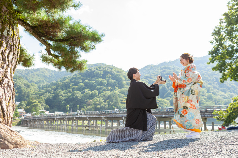 渡月橋をバックに