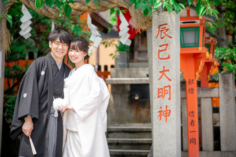 辰巳神社の前で！