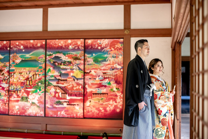 鮮やかな絵の前で