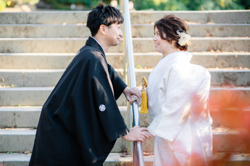 手すりを挟んで