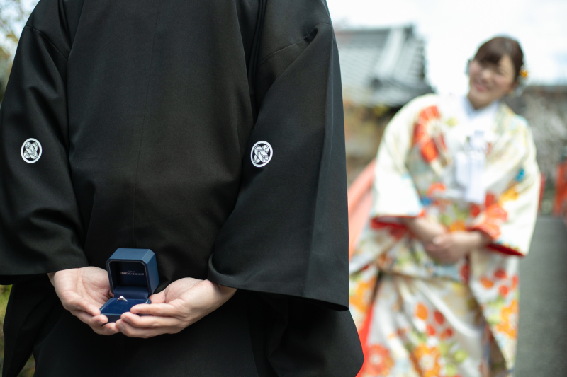 なに隠してるの?