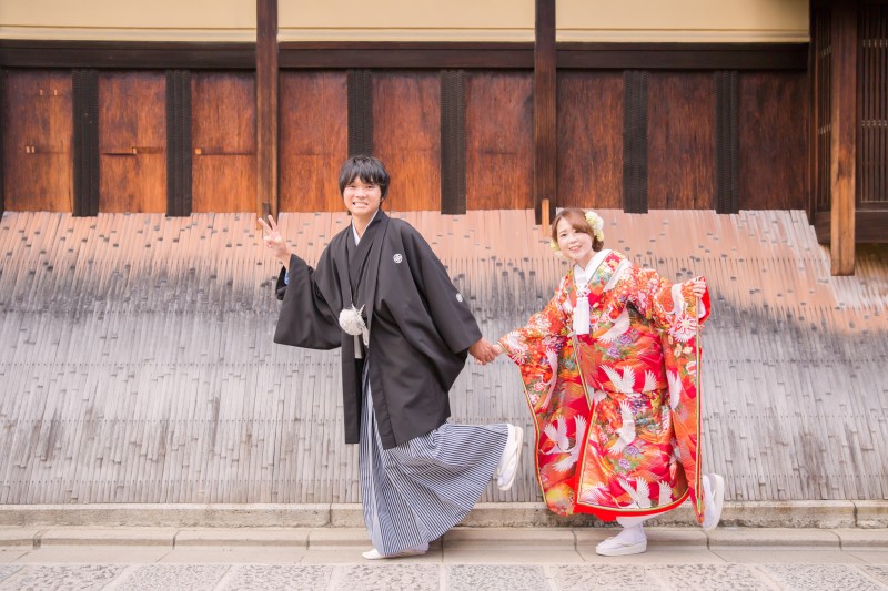 街並みをバックに