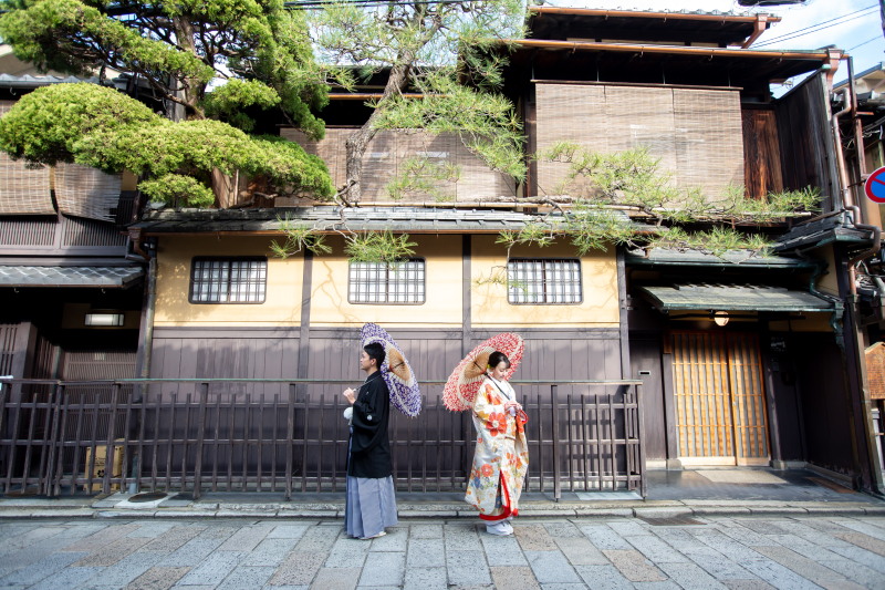 松と番傘とお二人