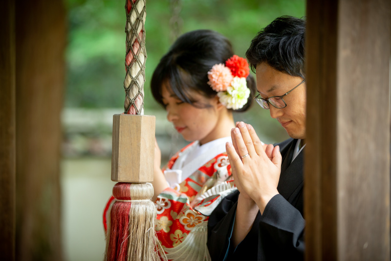 手と手を合わせて