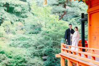 白無垢で毘沙門堂ロケ