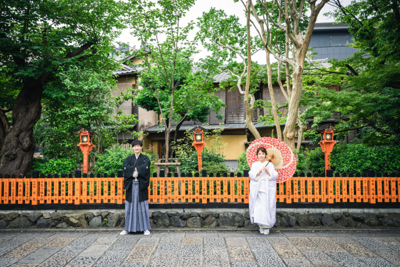 緑と朱色のコントラスト