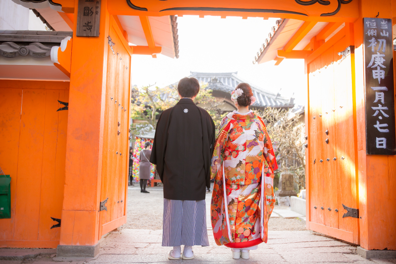 門の真ん中で。