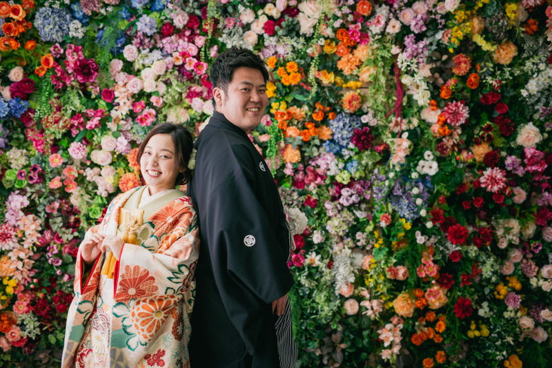 たくさんのお花をバックに