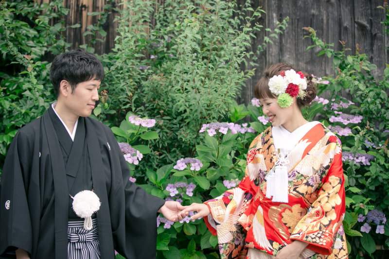 紫陽花をバックに