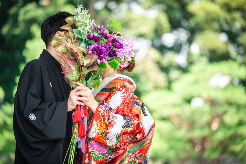 花束でかくして