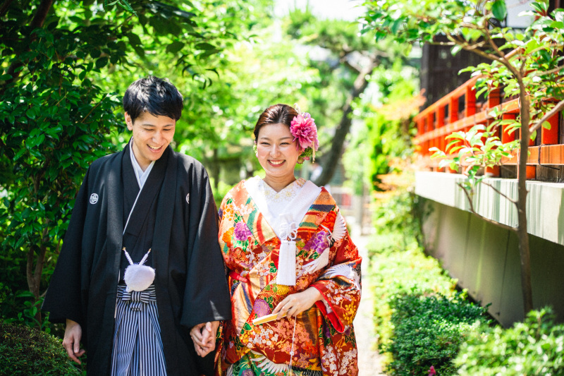 仲よく手をつないで