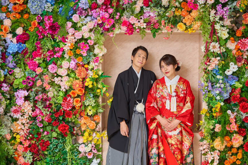 鮮やかなフラワーウォール