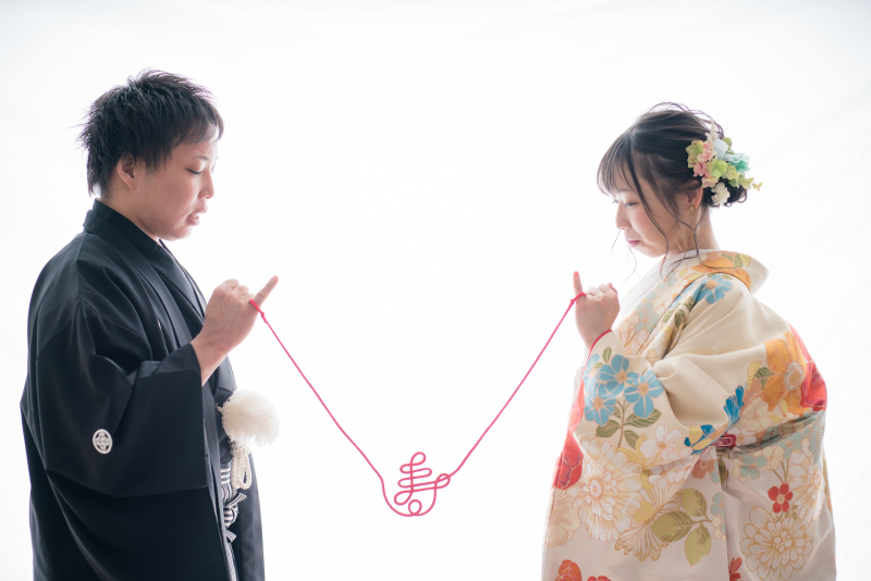 白バックに赤い糸