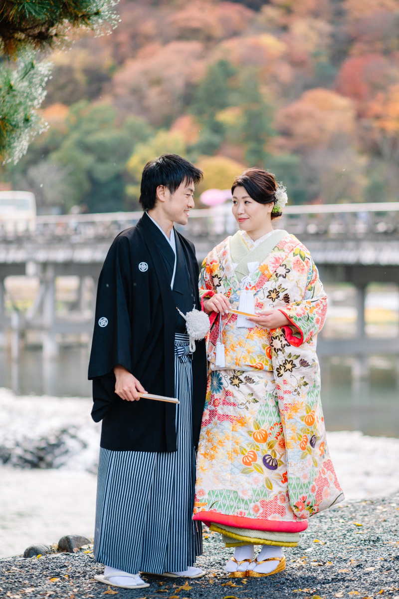 渡月橋をバックに