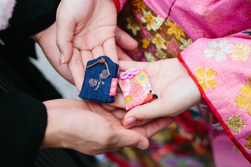お守りを手に
