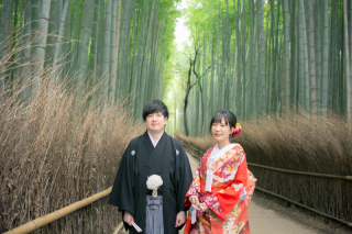 嵐山の風景をバックに