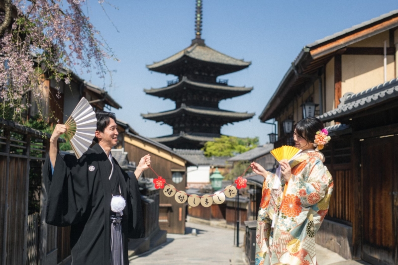 八坂の塔をバックに