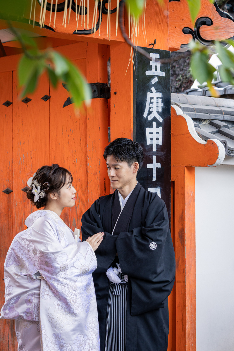 八坂康申堂の前で