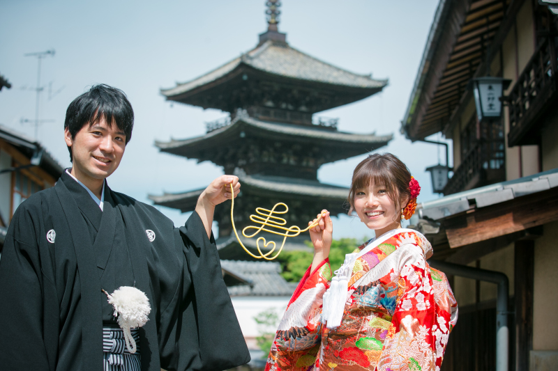 次は坂を上がって塔をバックに・・・