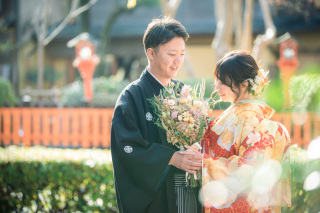 鮮やかな色打掛が映える　１月の祇園にて