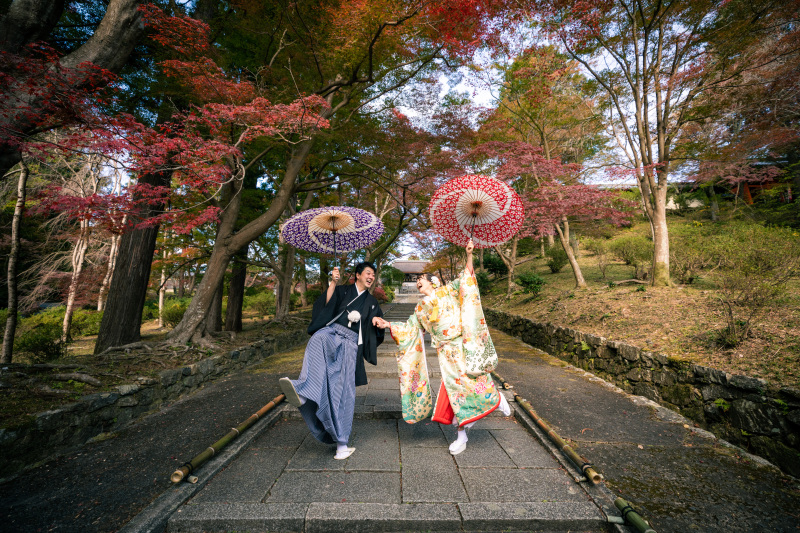 手を取り合って