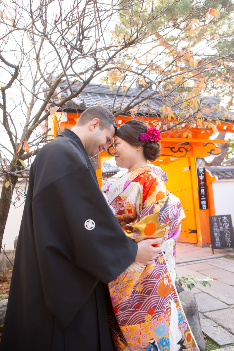 額を合わせられて