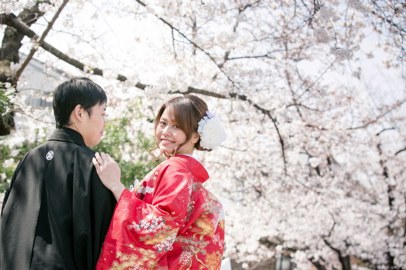 寄り添い、振り向く