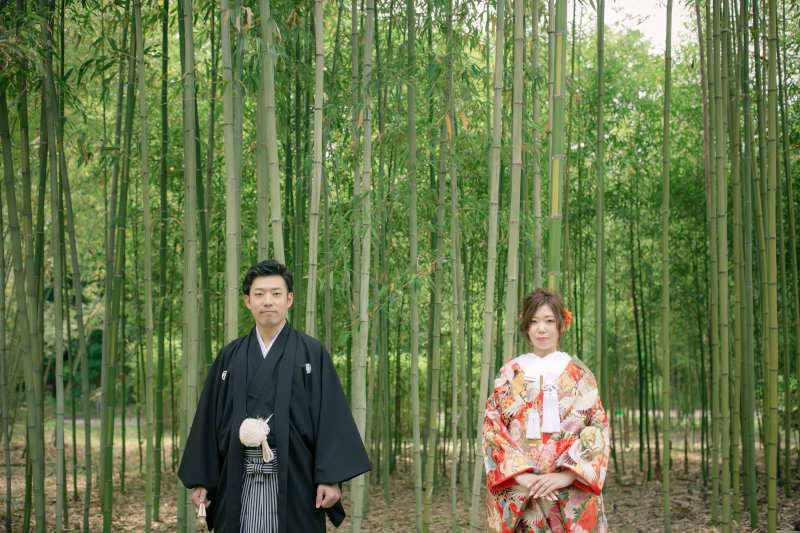 竹林をバックに