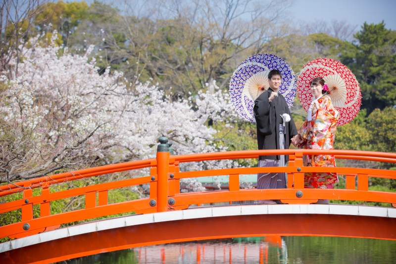 京都で朱色の橋と桜