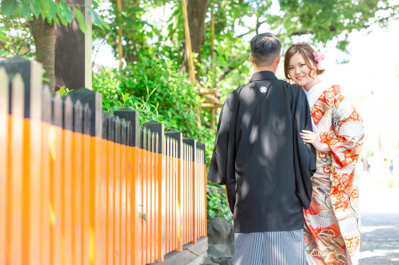 朱色の玉垣横で