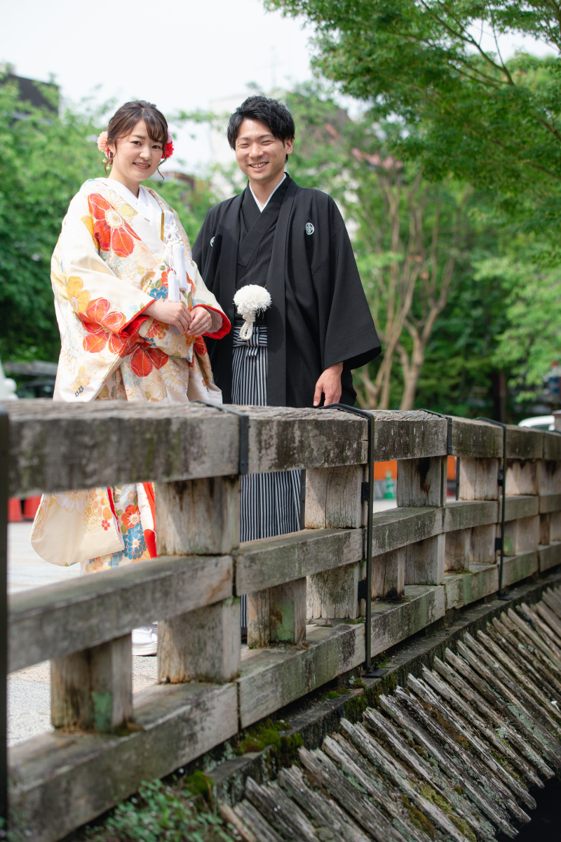 橋の向こうから