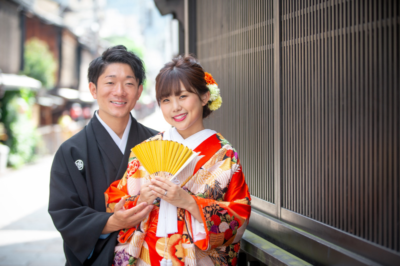 にっこり微笑んで