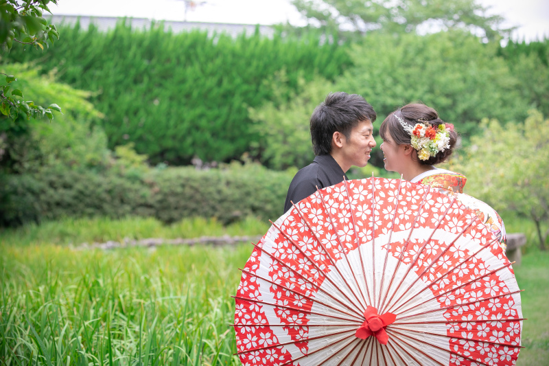 番傘に少し隠れて