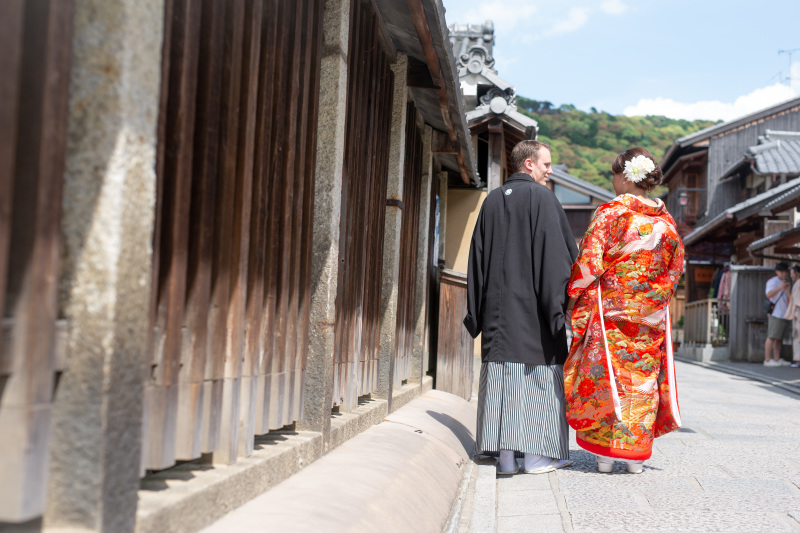 まずは京都の街並みを歩くシーン