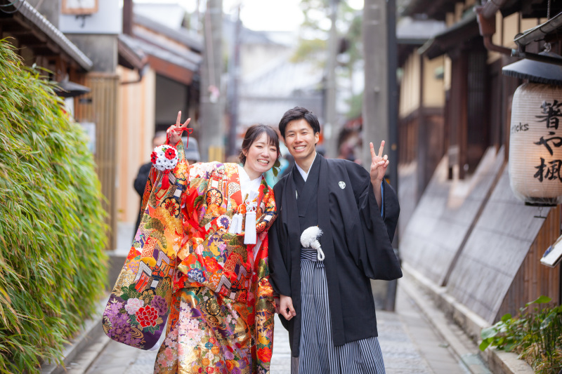 指を二つ立てて