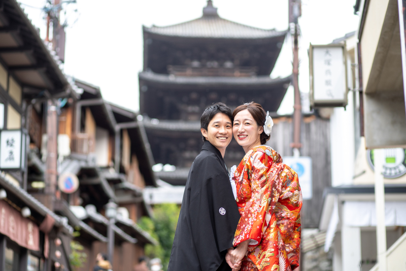 八坂の塔の下で