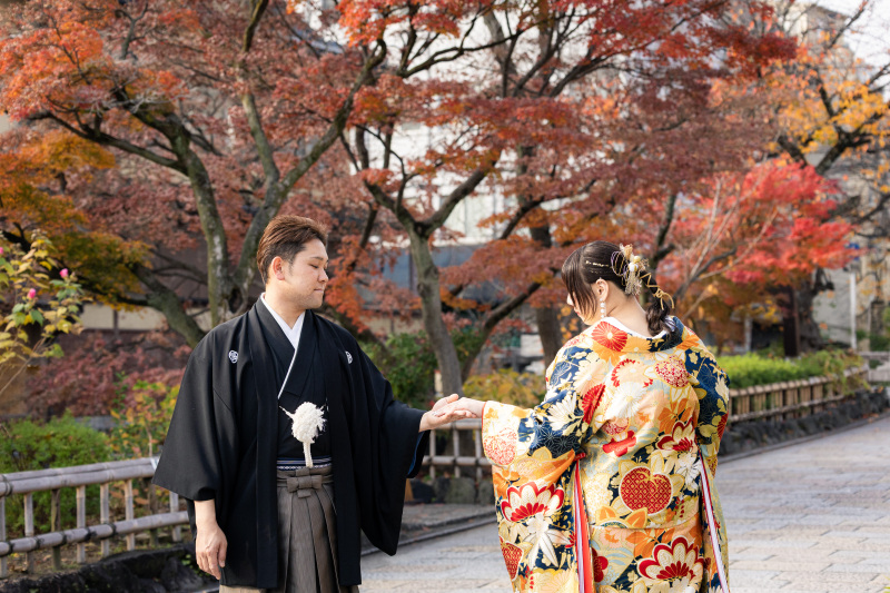 手を取り合って